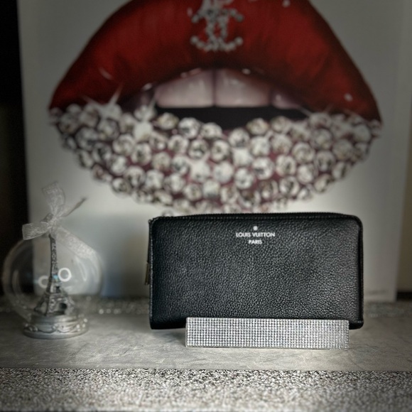 Louis Vuitton Handbags - 🎁 Louis Vuitton Taurillon Leather Comet Wallet Black